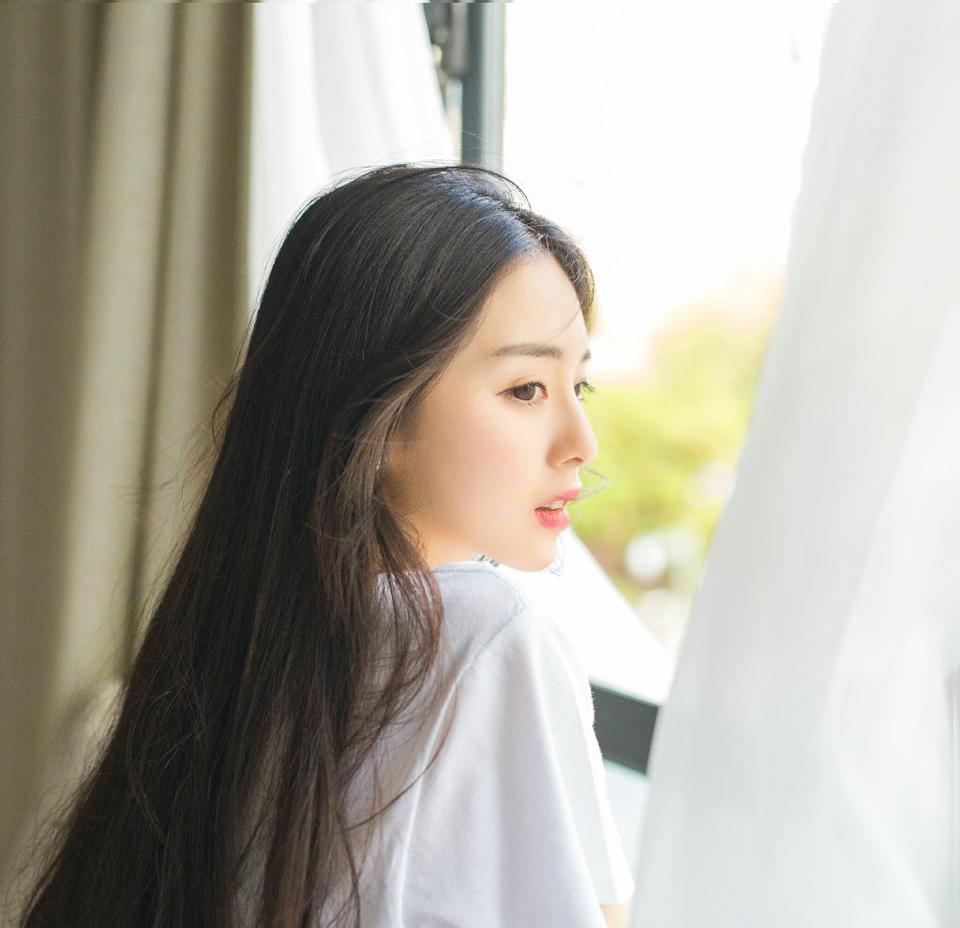 大乔面色立时变得惨白，连忙看向小乔怒斥道：“妹妹在胡说什么？军国大事，妇道人家不得掺和。”